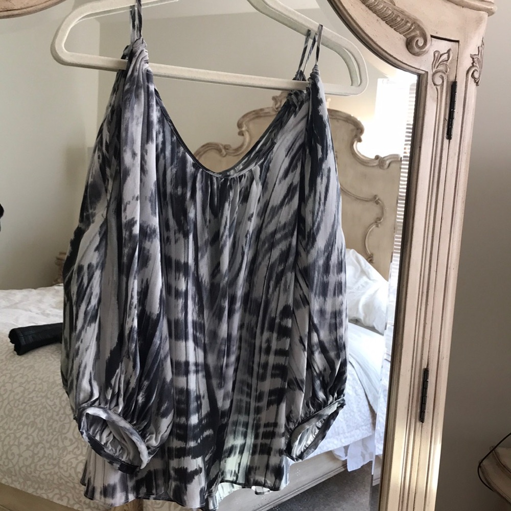 Twenty eight 77 3/4 Sleeve Top. Size Large